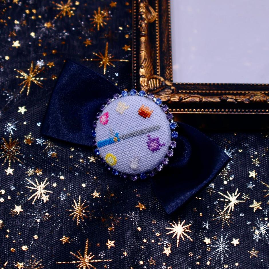 水晶と剣　くるみボタンのヘアバレッタ　クロスステッチ刺繍